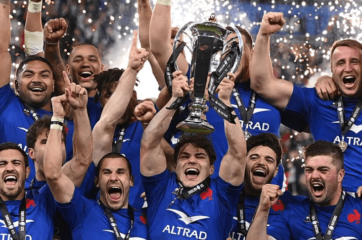 Six Nations: France’s players celebrate with the trophy!!